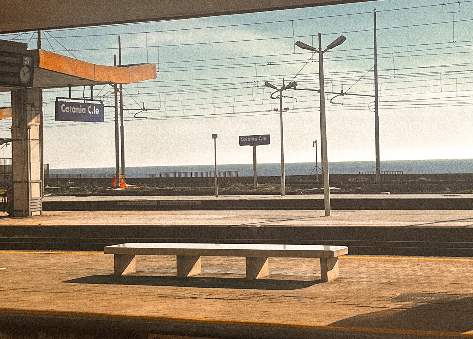 Dworzec w Katanii w słońcu